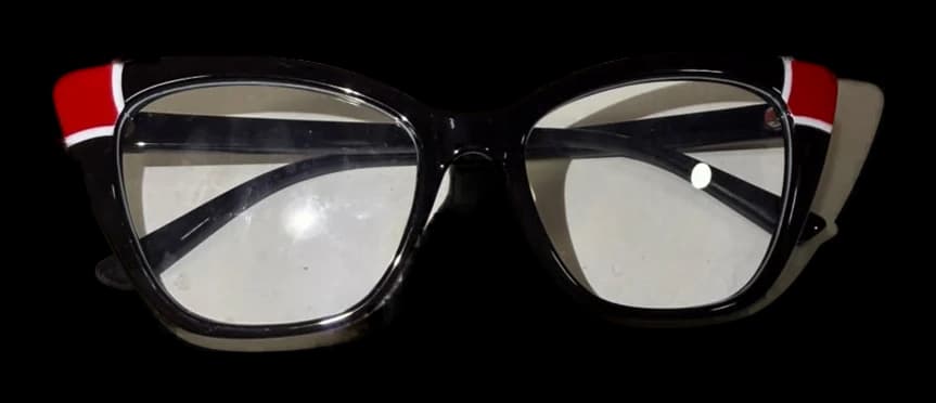 Cat-eye Negro Tricolor, vista frontal